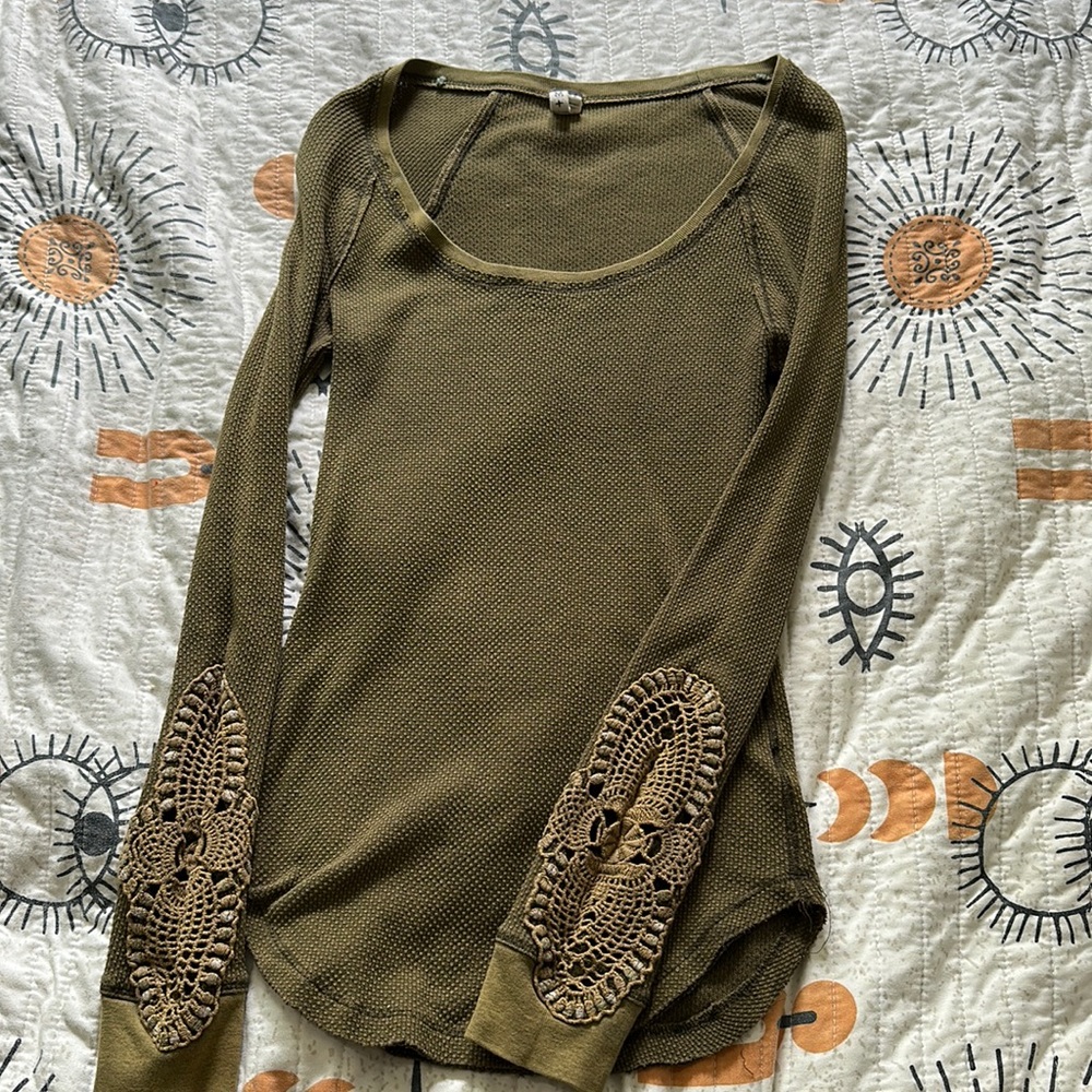 Free People Size Medium distressed dem crochet sleeve waffle print long sleeve